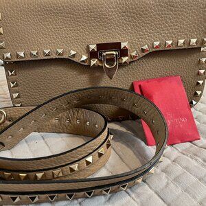Valentino Garavani  Pebbled Calfskin Medium Rockstud Flap Saddle Bag Nocciola